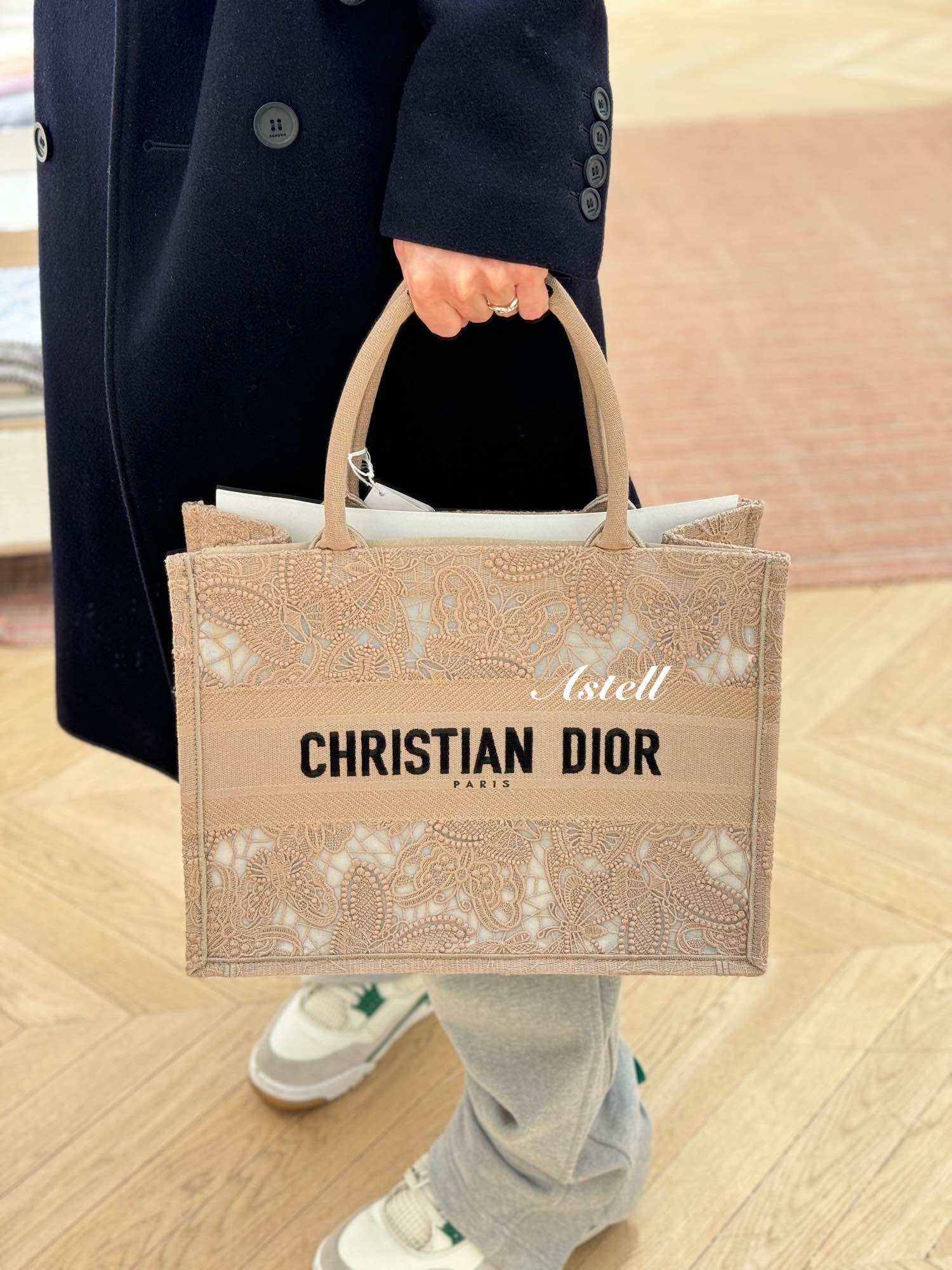 [PRE-ORDER] DIOR BOOK TOTE MEDIUM BEIGE D-LACE BUTTERFLY EMBOIDERY